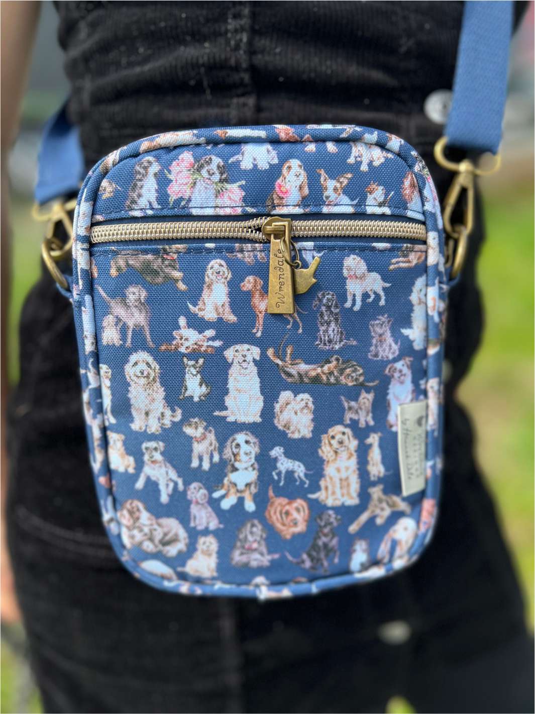 Tasche für Spaziergänge mit Hunden drauf von Wrendale Designs
