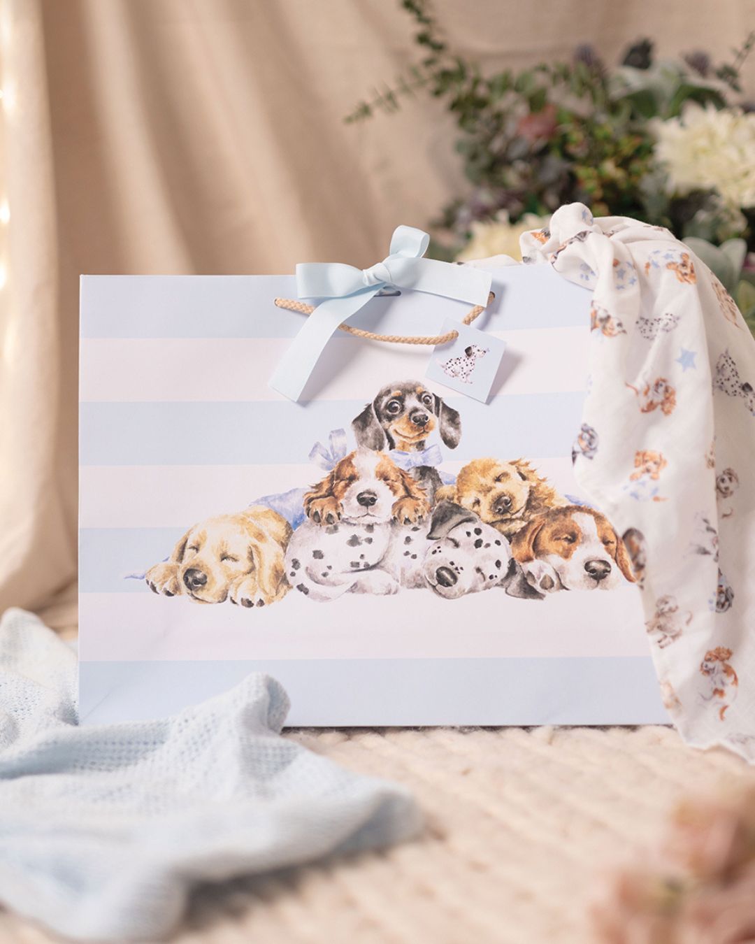 Geschenktasche in der Größe XL mit Baby Hunden als Motiv von Wrendale Designs.