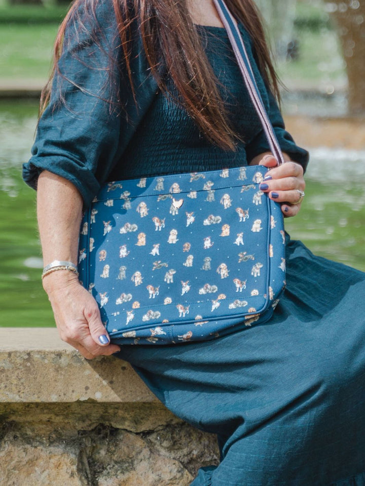 Hunde Motive auf einer praktischen Handtasche von Wrendale Designs