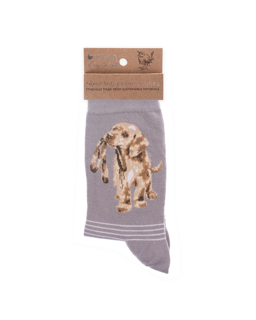 Hellgraue weiche Hunde Socken aus Bambusviscose von Wrendale Designs mit der braunen Verpackung vor weißem Hintergrund.