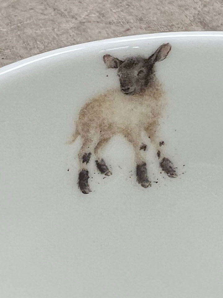 Im Inneren zeigt die Schaf Tasse von Wrendale Designs ein niedliches Lämmchen als Motiv.