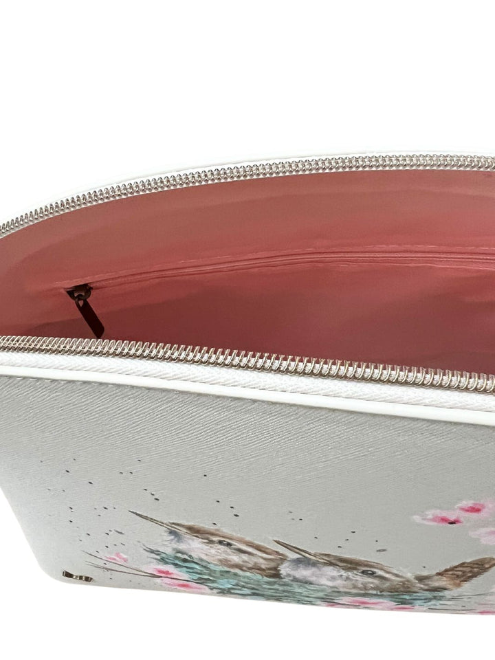 Innenansicht der großen Vogel Kosmetiktasche von Wrendale Designs mit rötlich pinkem abwischbarem Innenfutter.