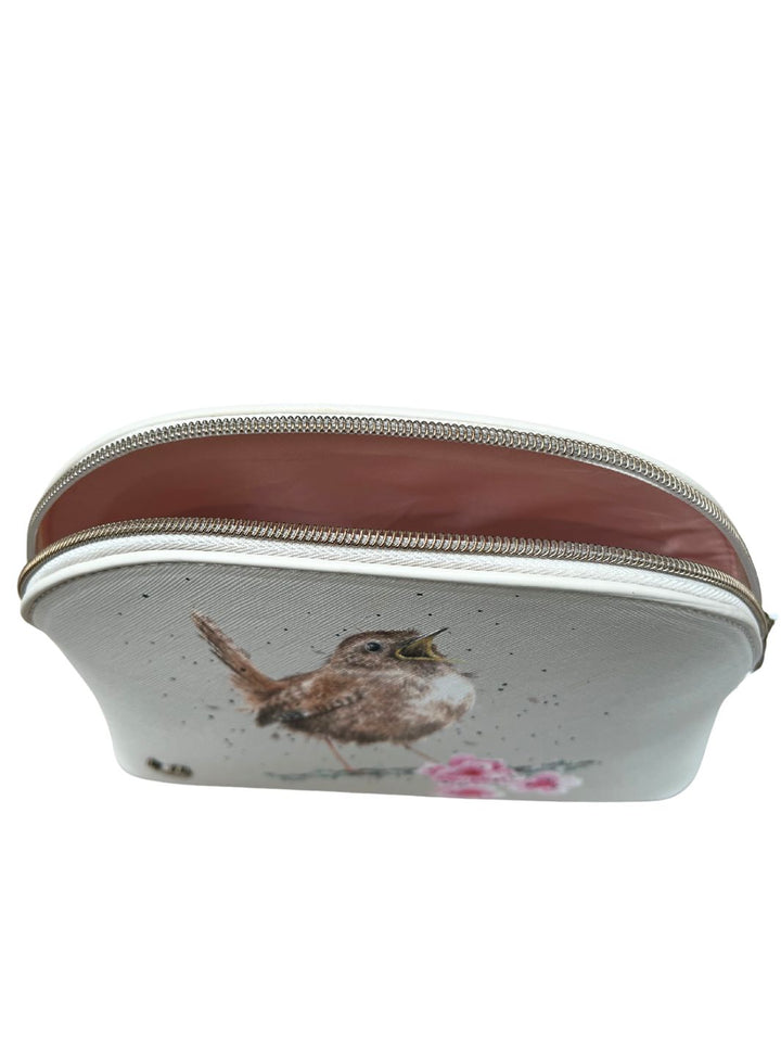 Innenansicht der mittleren Zaunkönig Kosmetiktasche von Wrendale Designs mit rötlich pinkem abwischbarem Innenfutter.