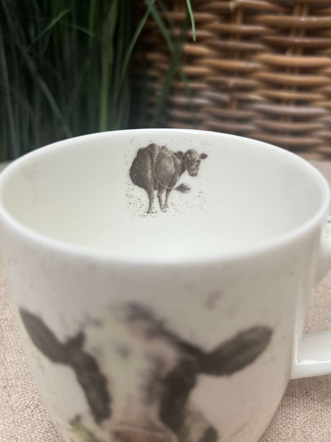 Innenansicht der Tasse mit dem Kuh und Rinder-Motiv von Wrendale Designs. Hier mit einer kleinen schwarzen Kuh.
