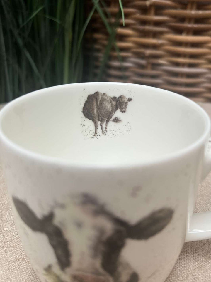 Innenansicht der Tasse mit dem Kuh und Rinder-Motiv von Wrendale Designs. Hier mit einer kleinen schwarzen Kuh.