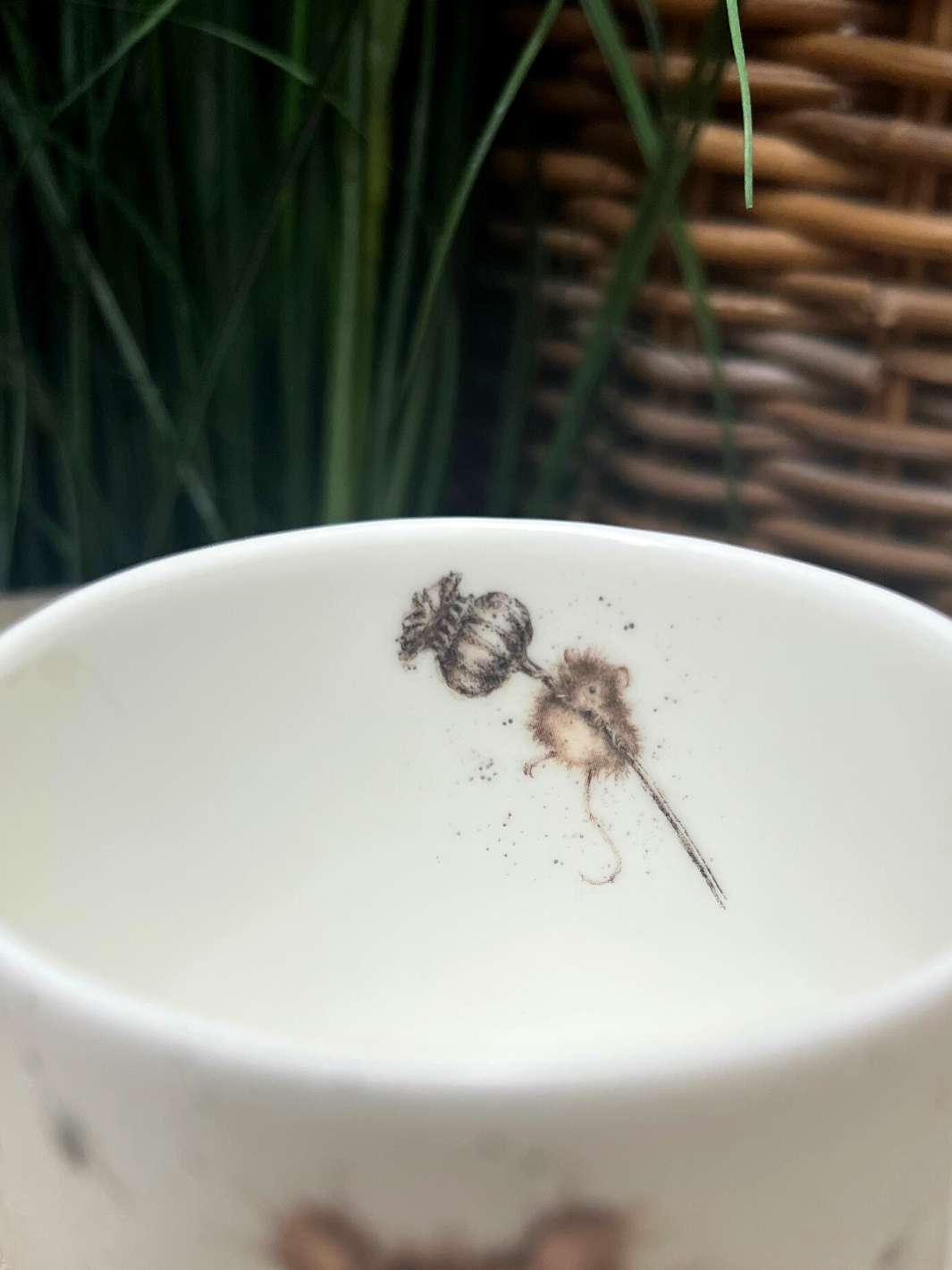 Auf der Innenseite der Maus Tasse von Wrendale Designs.