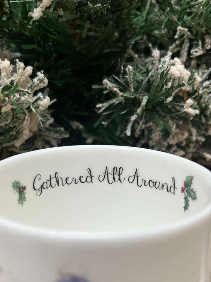 Innenansicht der Wrendale Designs Tasse mit Schneemann und Waldtieren "Gathered all around".