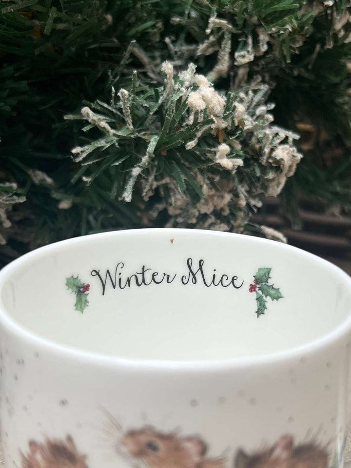 Innenansicht der Tasse mit Ilex und der Aufschrift Winter Mice von Wrendale Designs.
