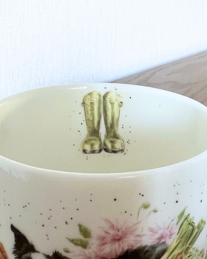 Das Innenmotiv der Gartentasse von Wrendale Designs zeigt ein Paar Gummistiefel.