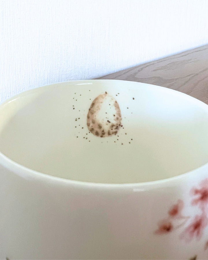 Das Innenmotiv der Vogel Porzellantasse von Wrendale Designs zeigt ein kleines Ei.