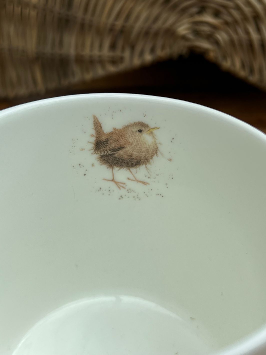 Auf der Innenseite der Vogeltasse von Wrendale Designs ist ein Spatz als Piepmatz abgebildet.