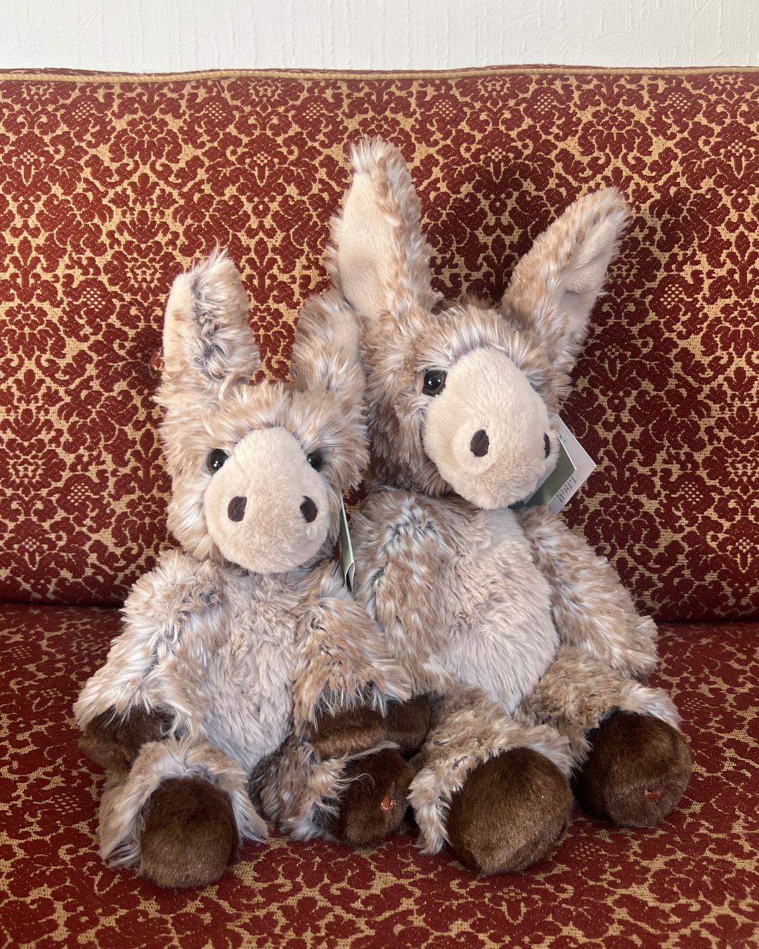 Zwei Jack Kuscheltier Esel in beiden Größen von Wrendale Designs.