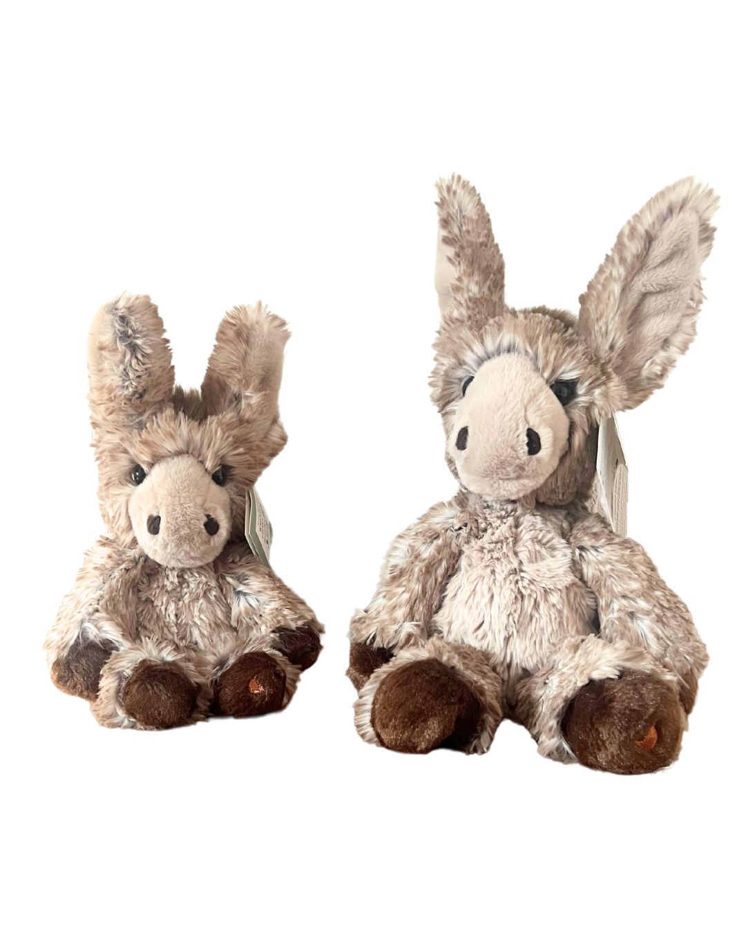 Esel Kuscheltiere Jack nebeneinander in den Größen M und L von Wrendale Designs.