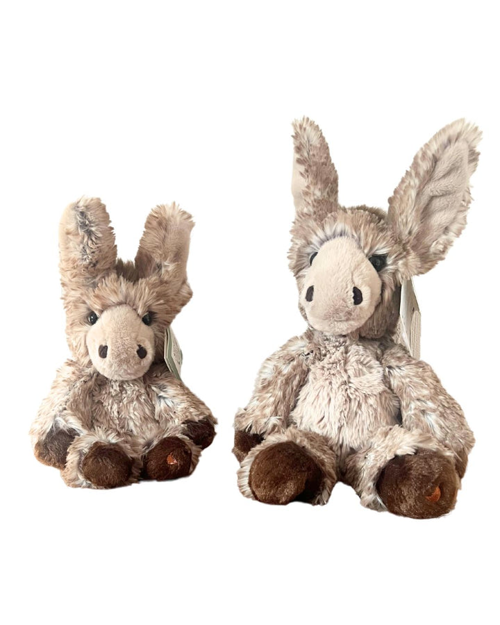 Esel Kuscheltiere Jack nebeneinander in den Größen M und L von Wrendale Designs.