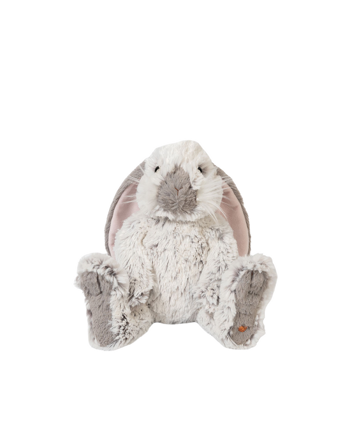 Kuscheltier Hase Junior Rosie in klein von Wrendale Designs auf weißem Hintergrund.