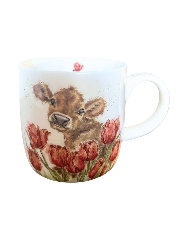 Kälbchen im Tulpenfeld Porzellantasse von Wrendale Designs.