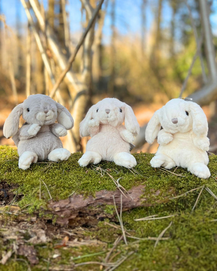 Drei Kaninchen Kuscheltiere namens Kanini in verschiedenen Farben von Bukowski.