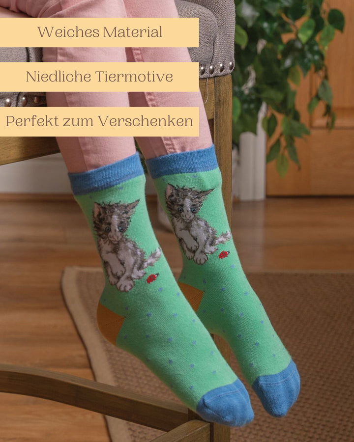 Weiche Bambussocken für Kinder mit niedlichem Katzen-Motiv von Wrendale Designs auch perfekt zum Verschenken.