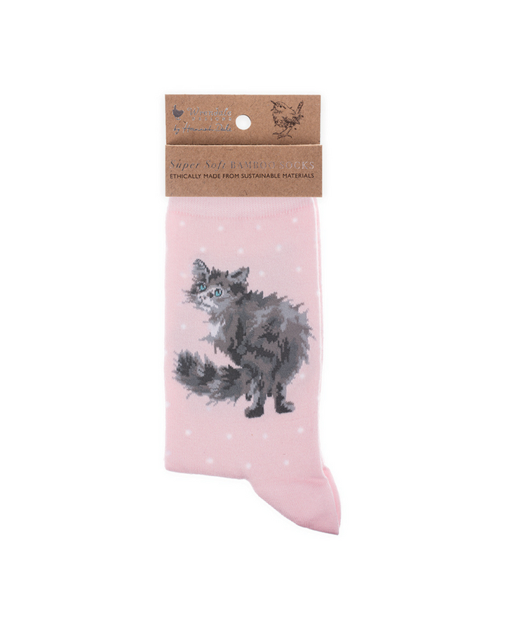 Rosa Katzen Socken von Wrendale Designs mit der braunen Verpackung vor weißem Hintergrund.