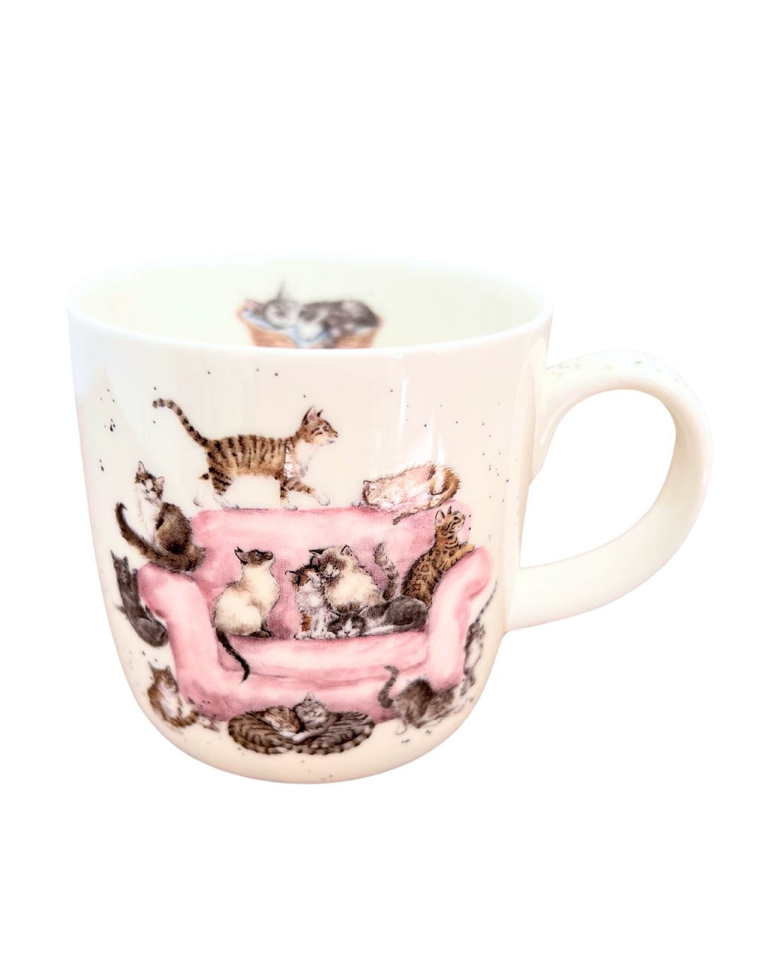 Katzen Tasse Cattitude von Wrendale Designs mit vielen verschiedenen Katzen auf einer pinken Couch.