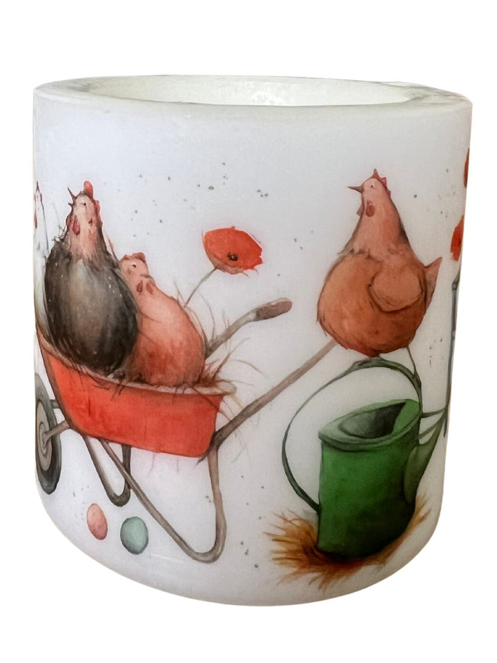 Hühner in der Schubkarre auf der Kerze Hühnerbande vom Grätz Verlag