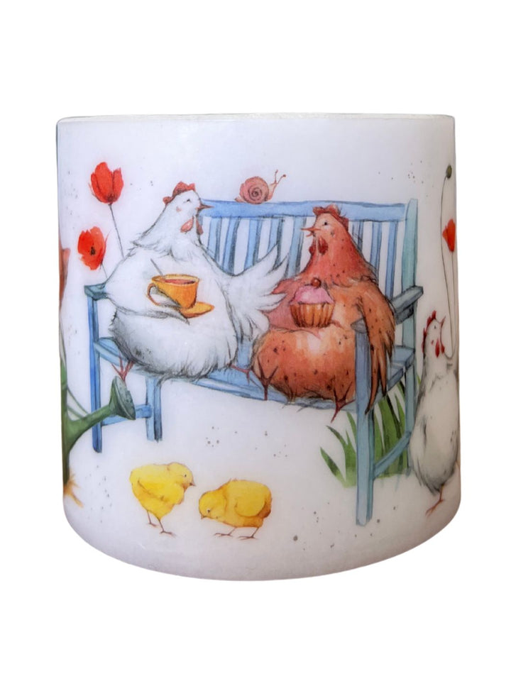 Hühner beim Plausch auf der Kerze Hühnerbande vom Grätz Verlag