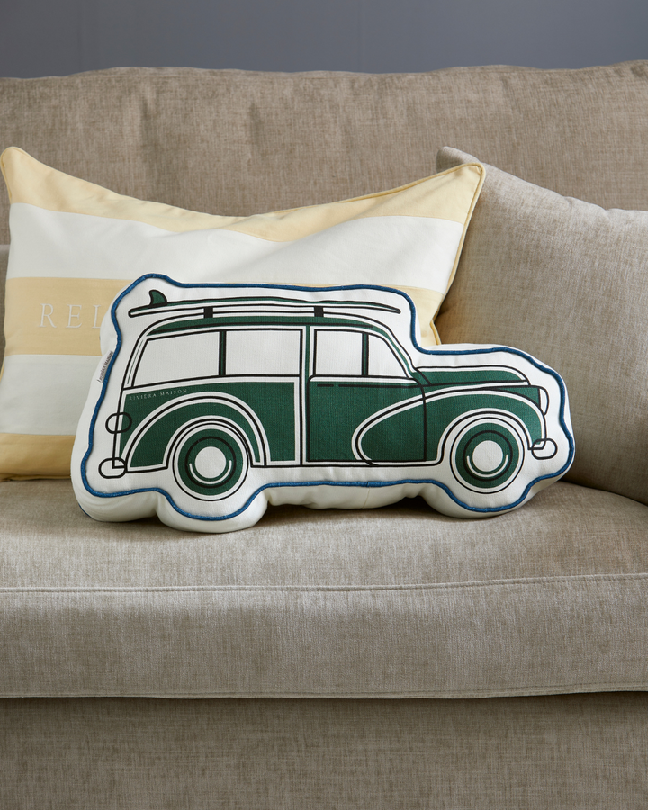 Das Kissen Roadtrip Box Pillow von Rivièra Maison ist mit einem gelb-weiß gestreiften Kissen auf einer beigen Couch dekoriert.