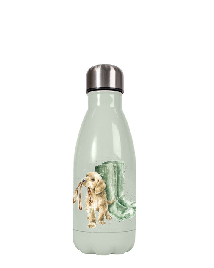 Kleine Thermosflasche Hopeful von Wrendale Designs mit einem gold-braunen Hundewelpen, der neben ein paar grüner Gummistiefel steht und die Leine auffordernd im Mund hält.