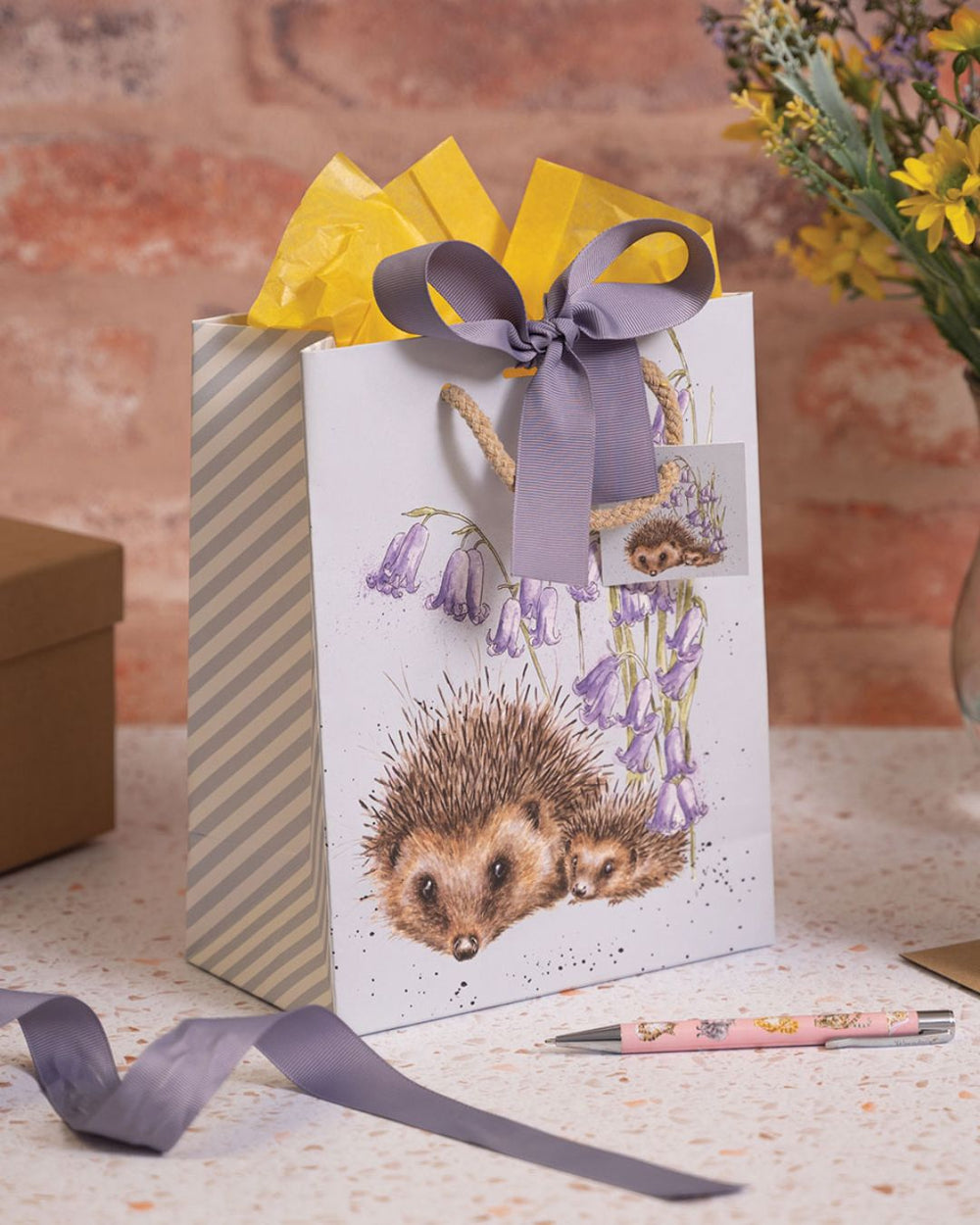 Kleine Igel Geschenktasche von Wrendale Designs.