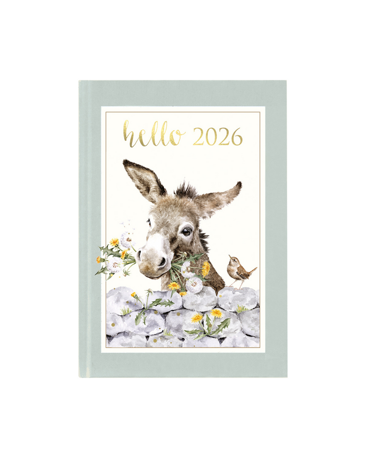 Das mintgrüne Cover des Taschenkalenders für 2026 von Wrendale Designs zeigt einen Esel, der Löwenzahn frisst und einen Zaunkönig.