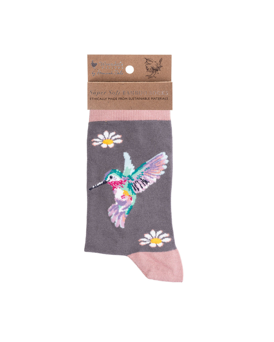 Rosa-lila Kolibri Socken von Wrendale Designs mit der braunen Verpackung vor weißem Hintergrund.