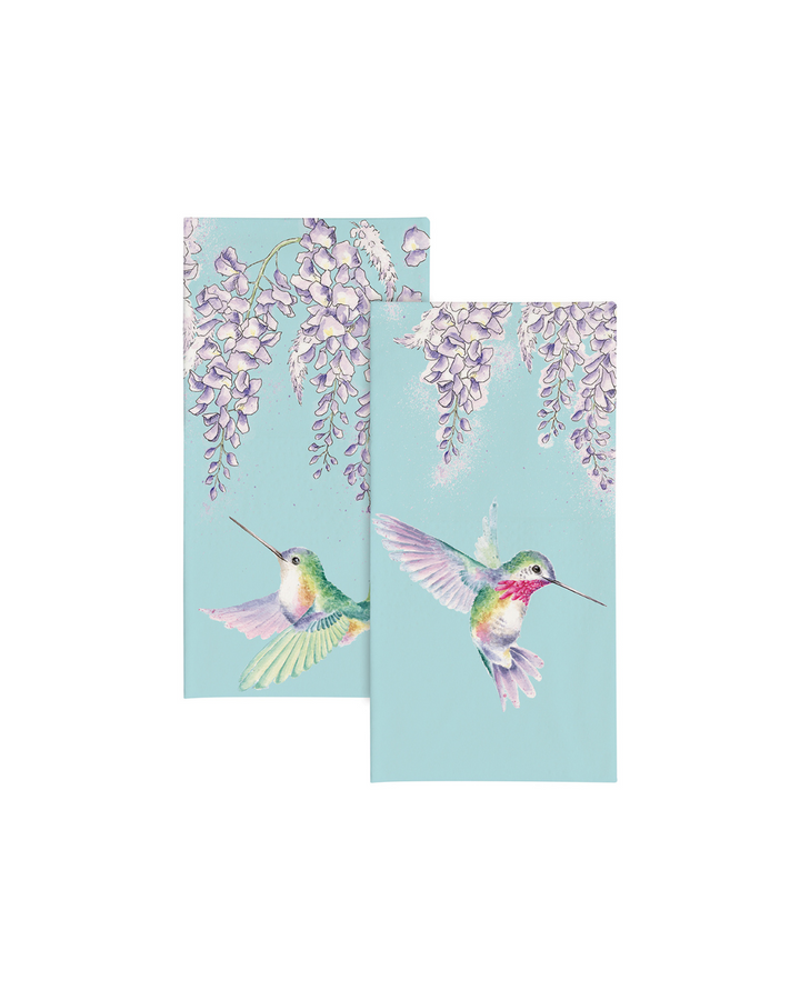 „Zwei Kolibri-Taschentücher von Wrendale Designs mit Illustrationen von Hannah Dale. Die Vorderseite zeigt einen Kolibri unter lila Blüten, die Rückseite einen fliegenden Kolibri – beide auf hellblauem Hintergrund; die Taschentücher liegen vor weißem Hintergrund.“