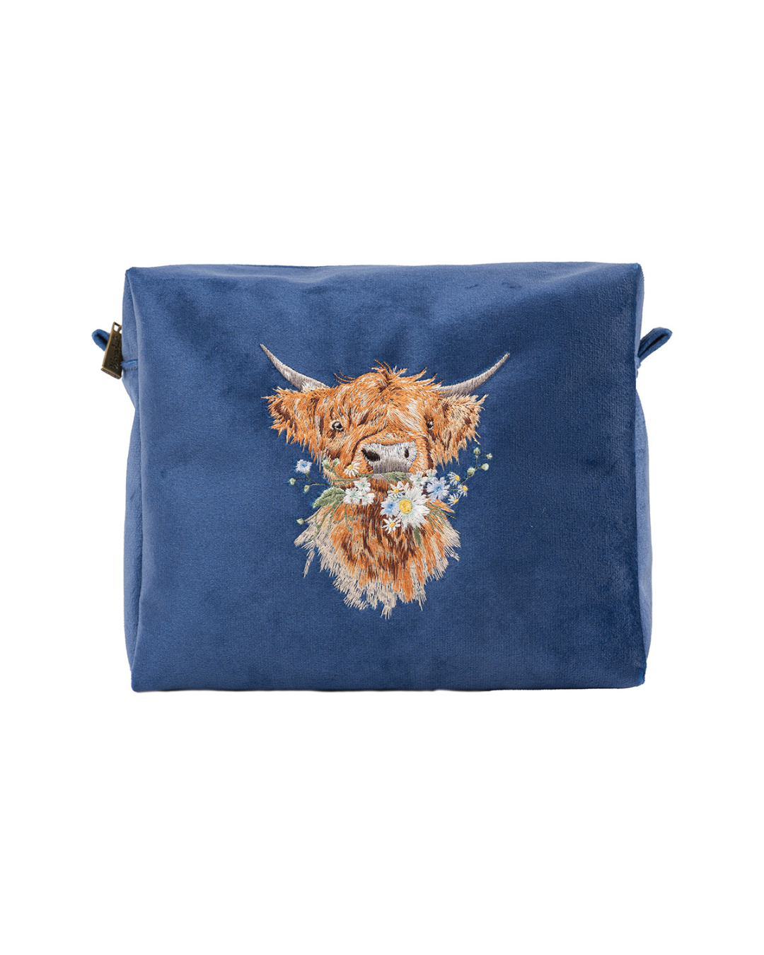 Große Kosmetiktasche von Wrendale Designs mit Hochlandkuh-Stickerei, freigestellt auf weißem Hintergrund.