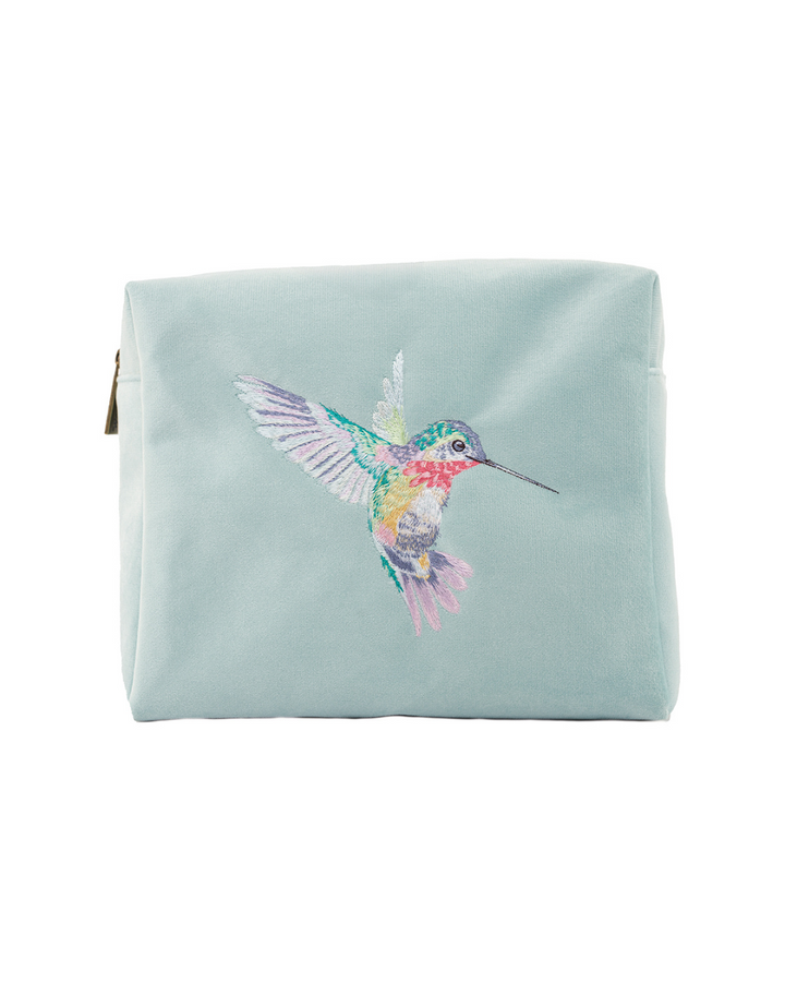Freigestellte Ansicht der großen Kolibri-Kosmetiktasche von Wrendale Designs auf weißem Hintergrund, mit farbenfroher Vogelstickerei.
