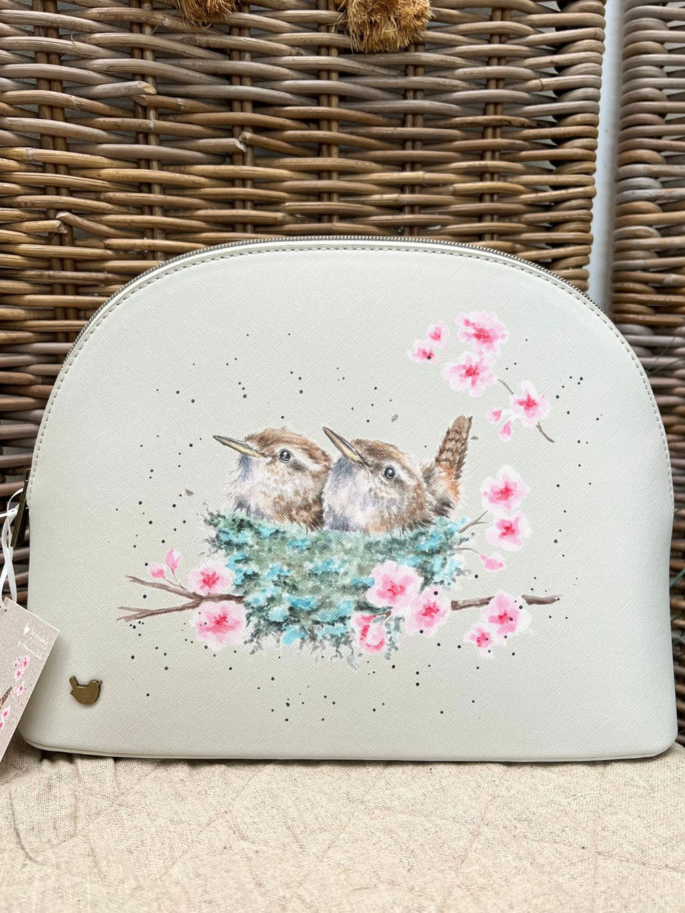Kosmetiktasche in der Größe L mit zwei Zaunkönigen im Nest zwischen Kirschblüten drauf von Wrendale Designs.