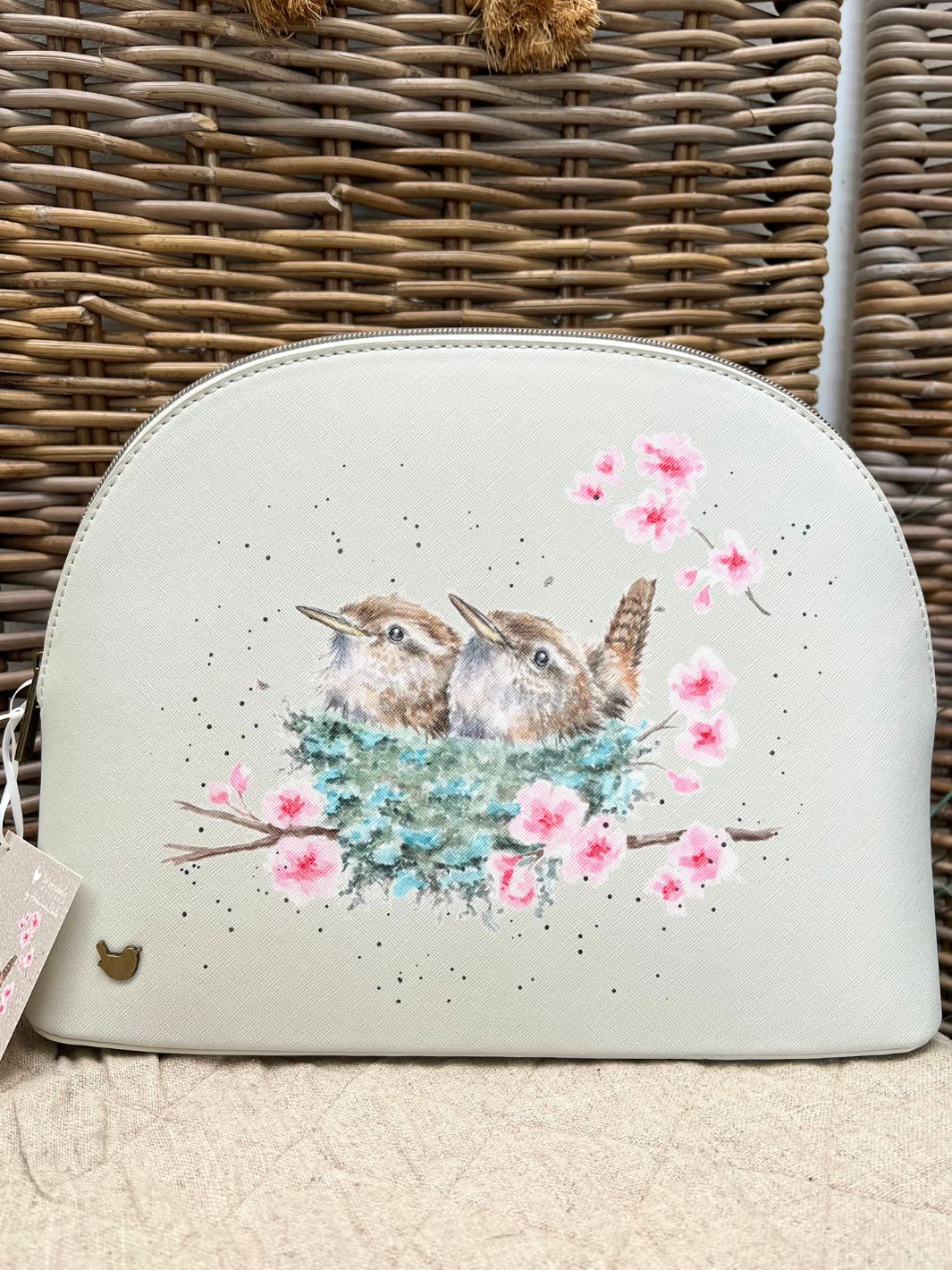 Kosmetiktasche in der Größe L mit zwei Zaunkönigen im Nest zwischen Kirschblüten drauf von Wrendale Designs.