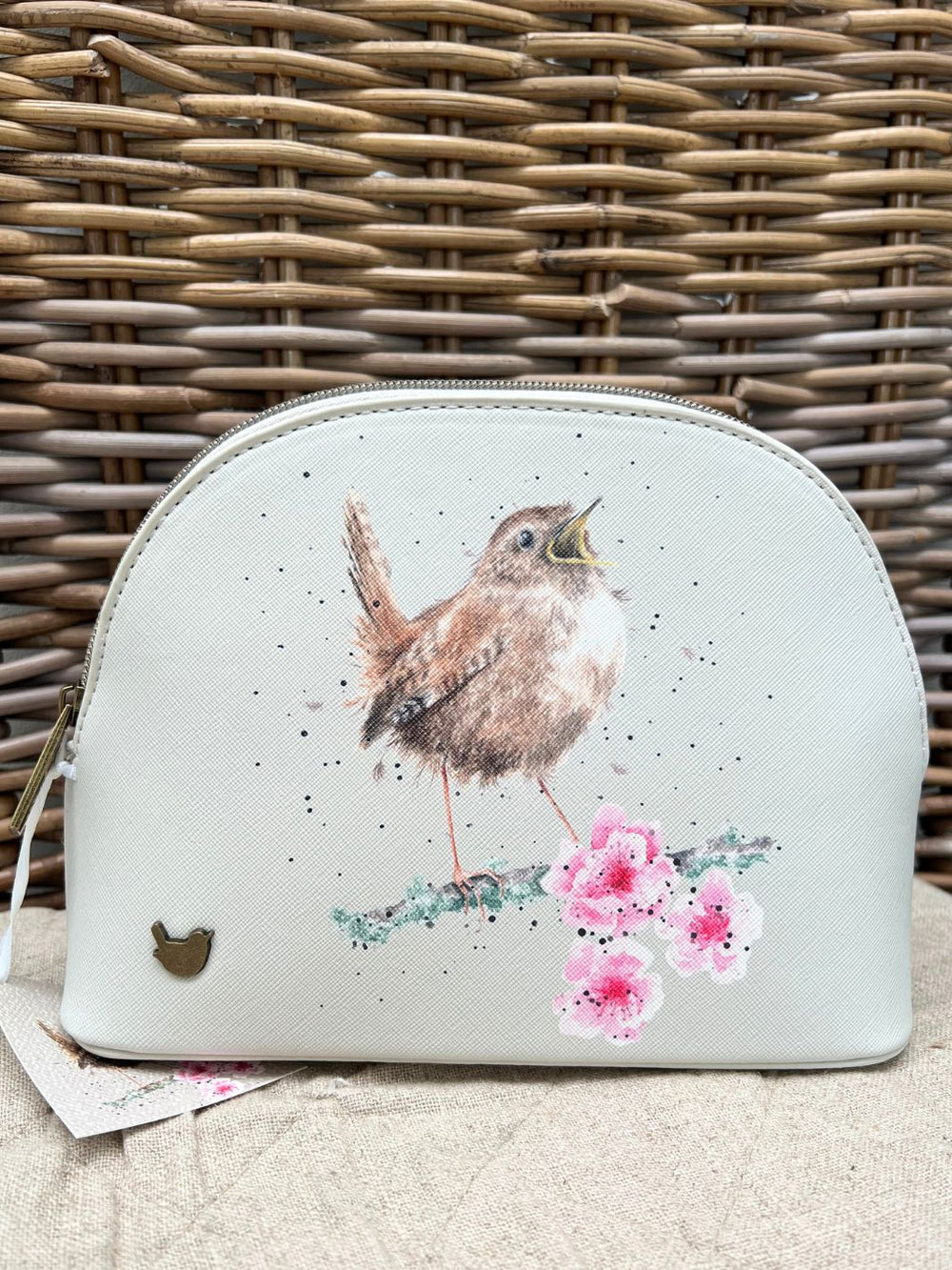 Kosmetiktasche in der Größe M mit einem singenden Zaunkönig auf einem Kirschblüten Ast drauf von Wrendale Designs.