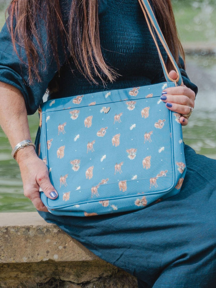 Kuh Motive auf einer praktischen Umhängetasche von Wrendale Designs