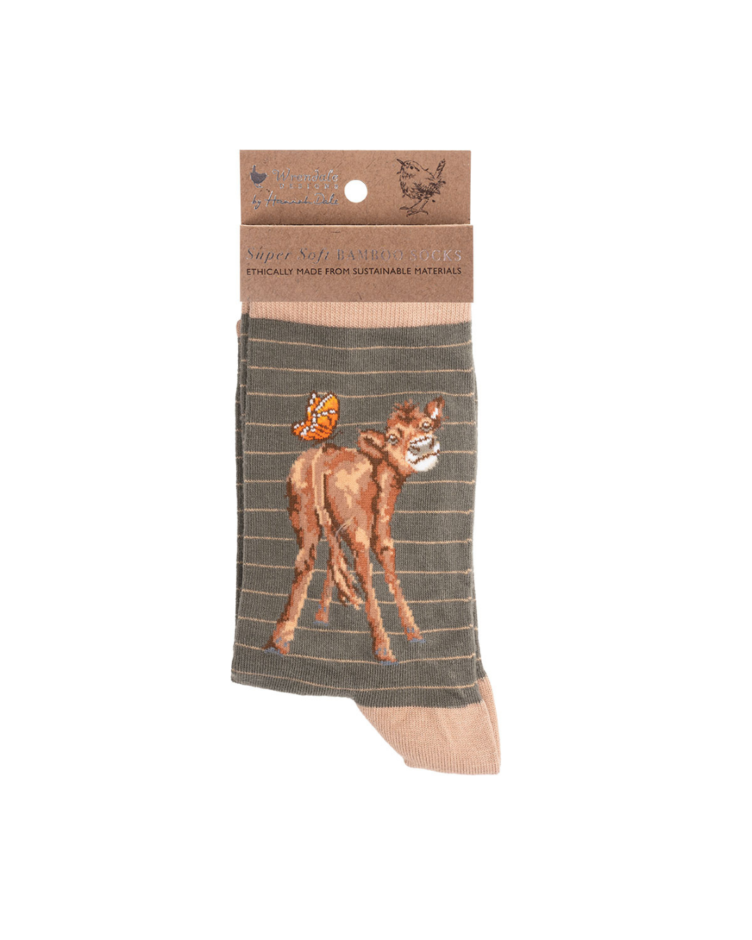 Braun-dunkelgrün gestreifte Kälbchen Socken von Wrendale Designs mit der braunen Verpackung vor weißem Hintergrund.