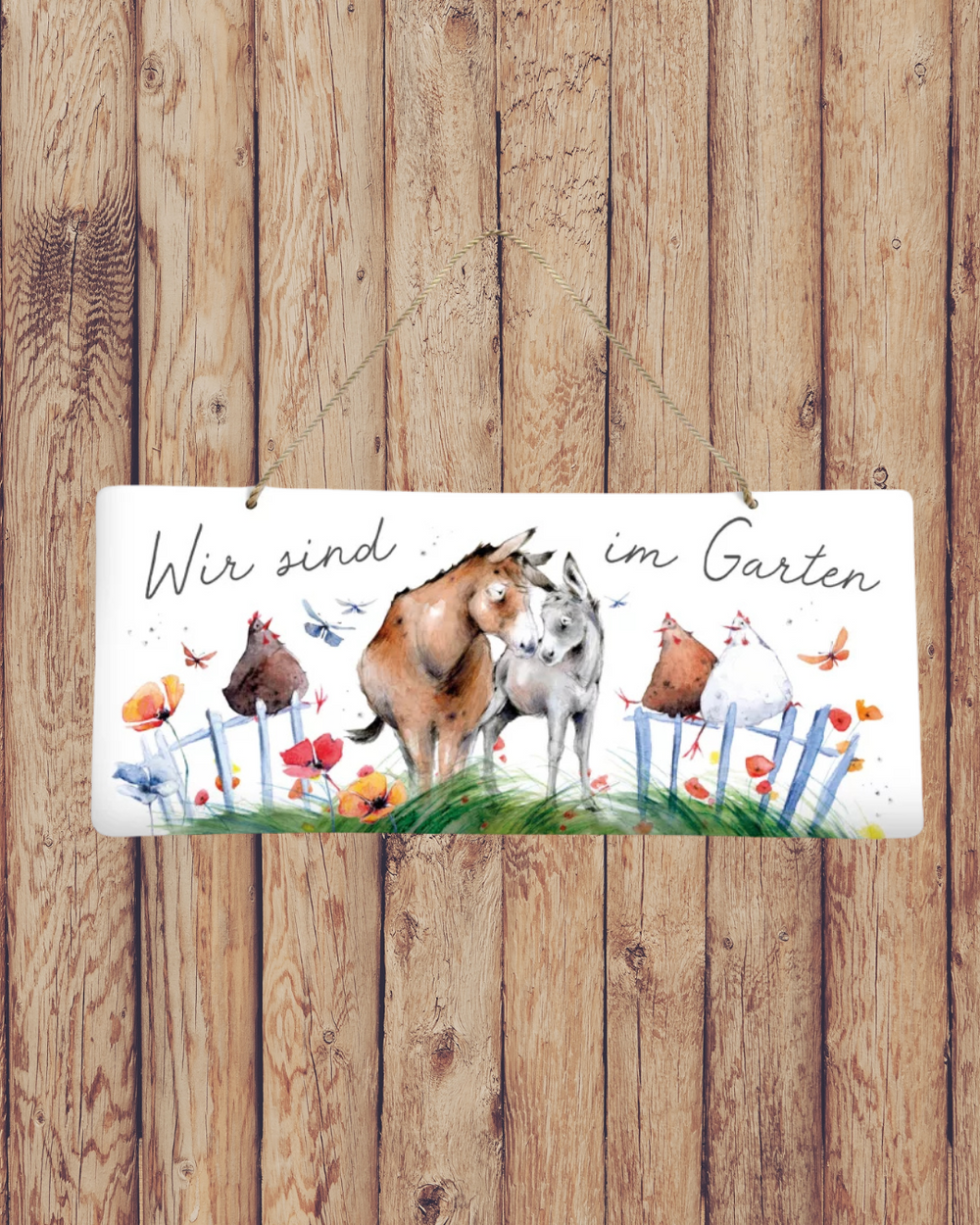 Süßes Metallschild Kuschelfreunde vom Grätz Verlag vor Holzwand dekoriert, mit Eseln und Hühnern als Motiv.