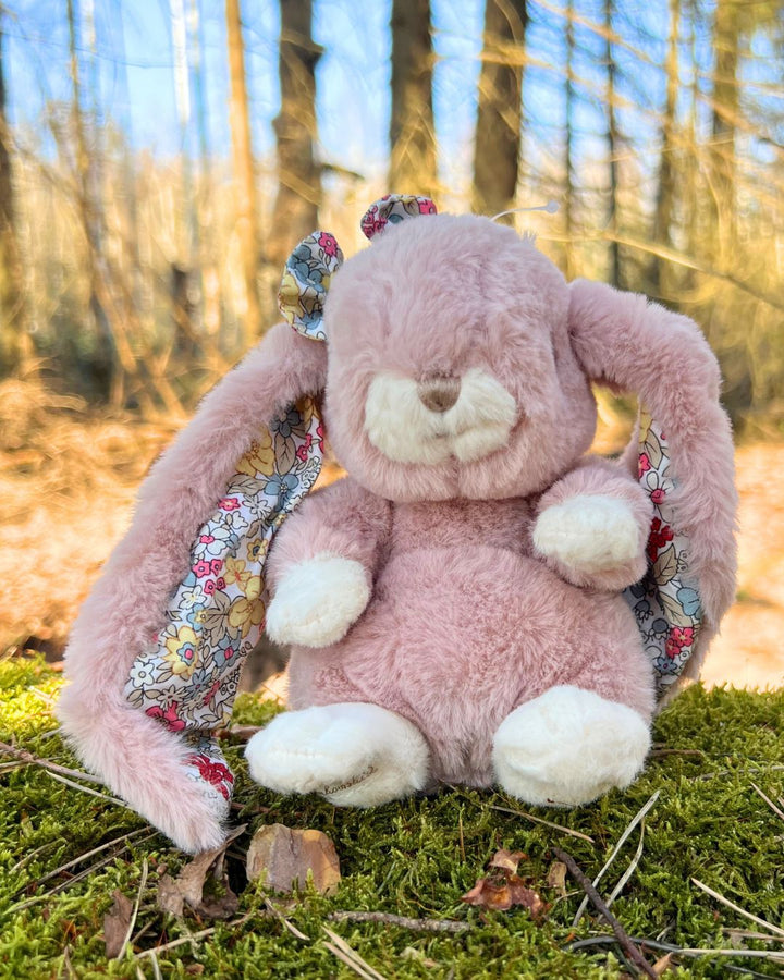 Kuscheltier Kanina in antik rosa mit Schleife und bunten Ohren von Bukowski.