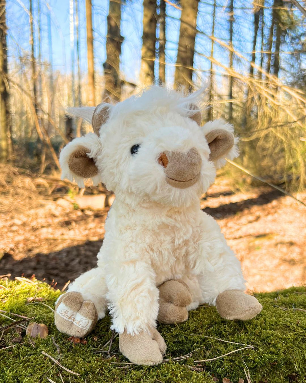 Weiße Kuscheltier Kuh Madison von Bukowski Design aus Schweden.