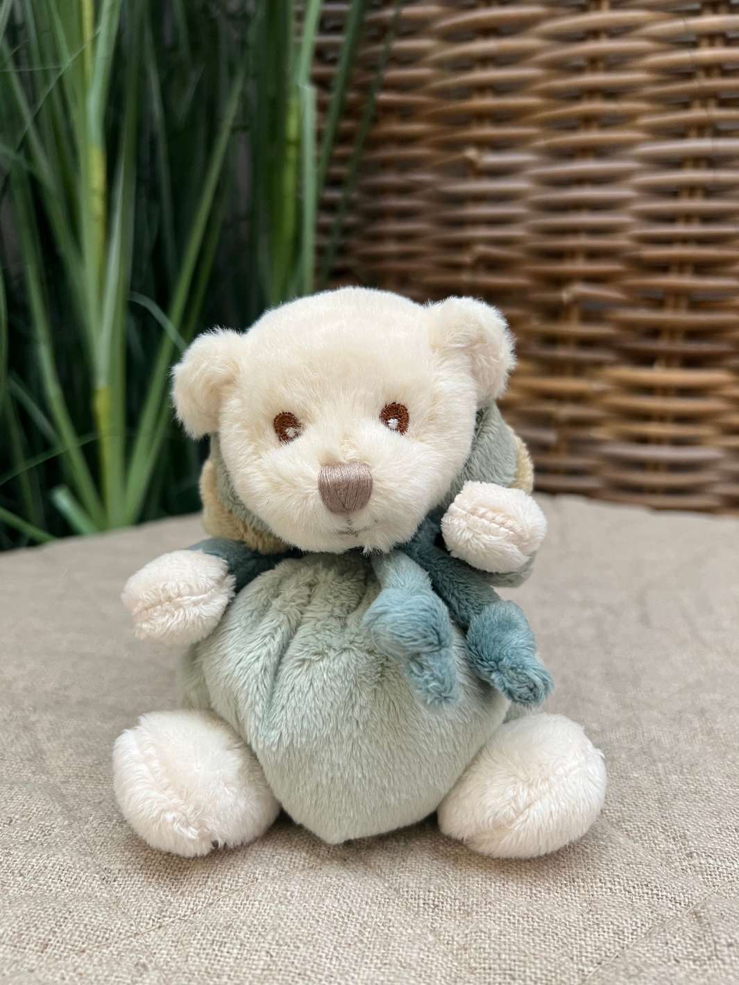 Bär Kuscheltier im Hasenkostüm Ziggy Happy Benji von Bukowski.