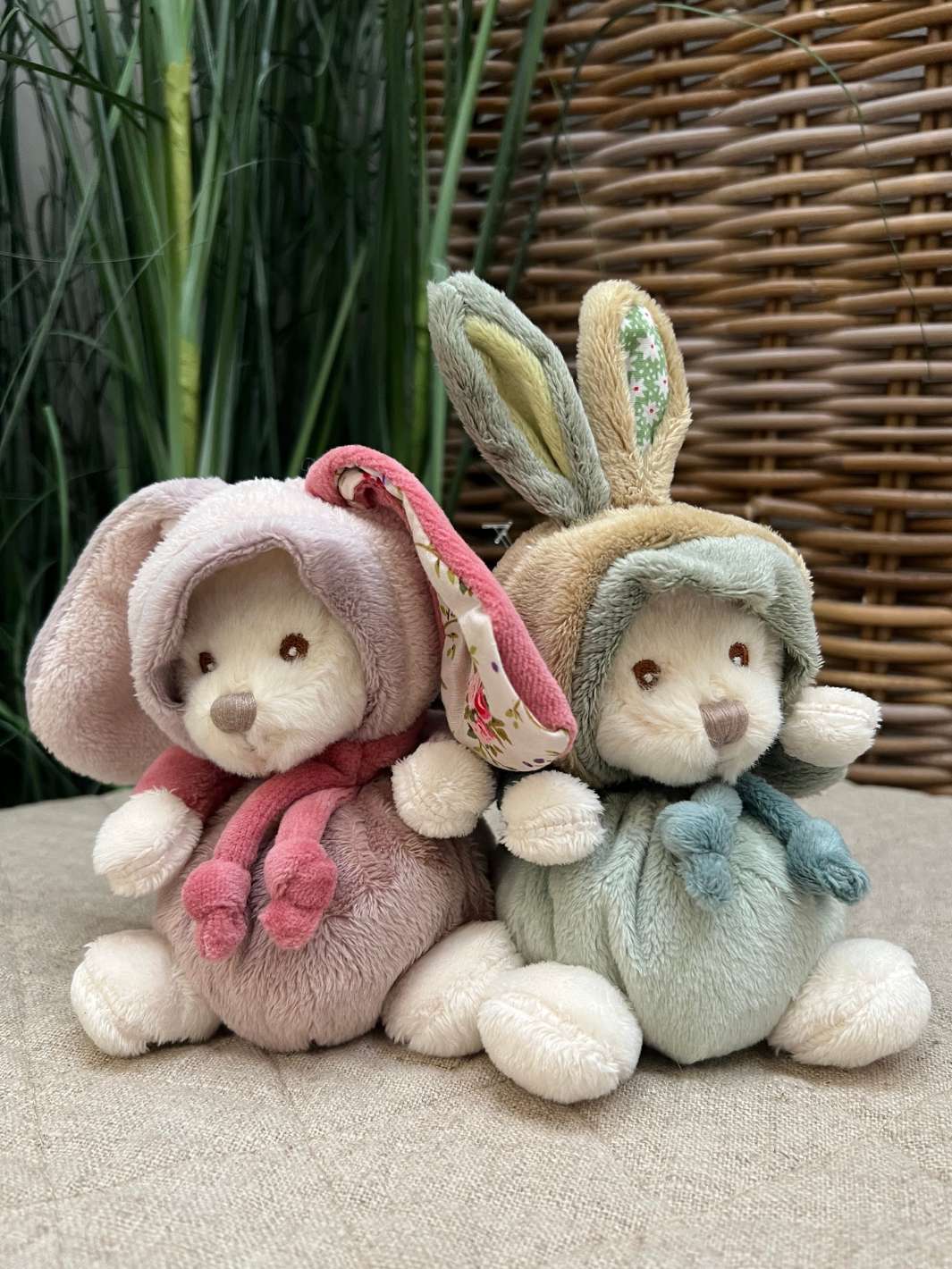 Kuscheltier Ziggy Hasen Happy Benji in grün-blau und Bibi in rosa von Bukowski.