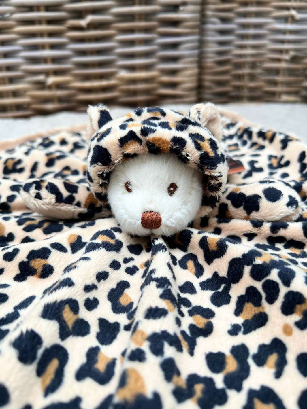 Kleiner Bär, der sich als Leopard verkleidet hat, als Schnuffeltuch von Bukowski