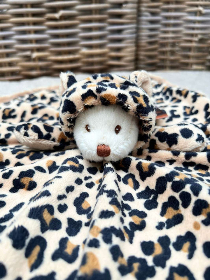 Kleiner Bär, der sich als Leopard verkleidet hat, als Schnuffeltuch von Bukowski