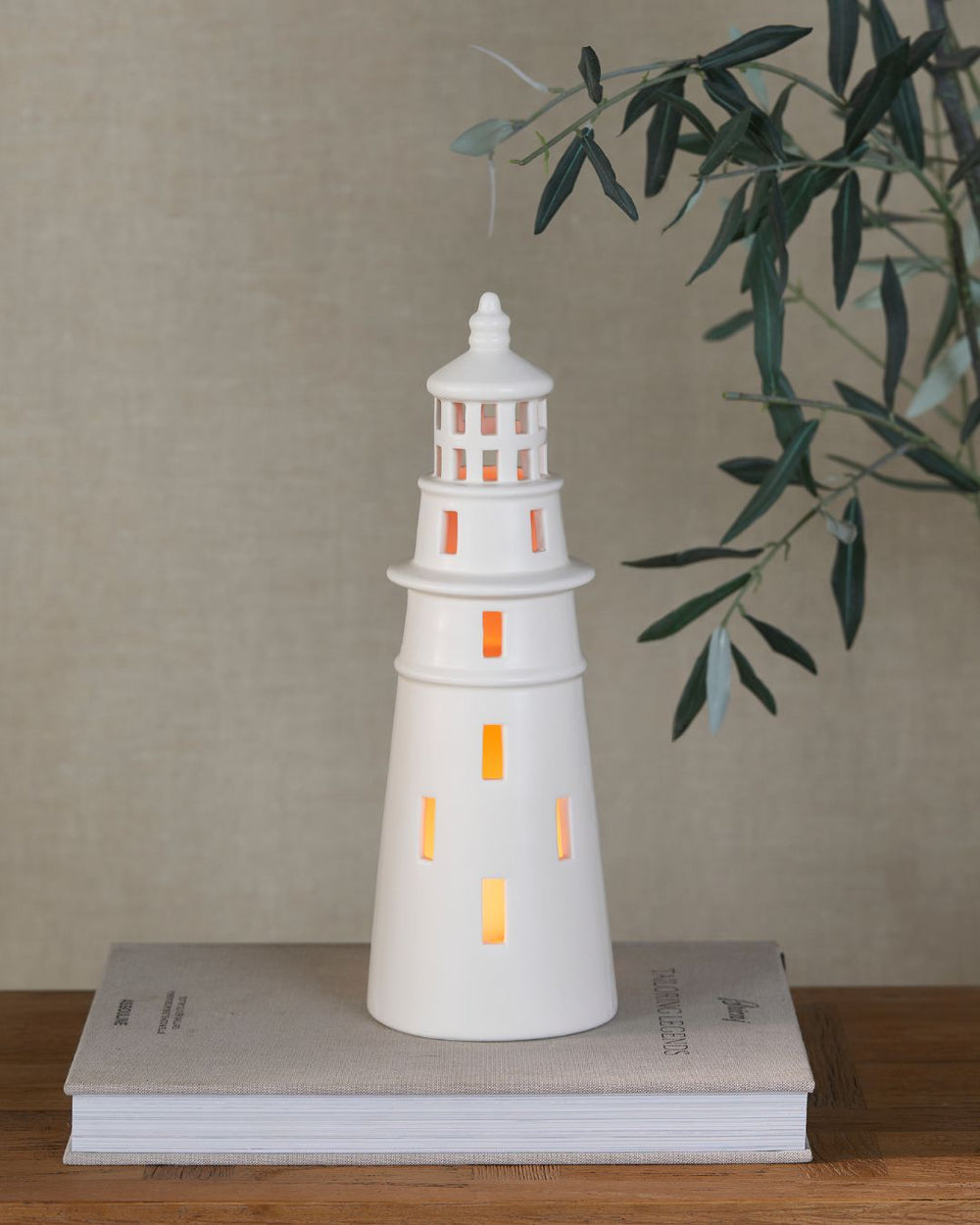 Leuchtturm Windlicht aus Keramik in weiß von Rivièra Maison.