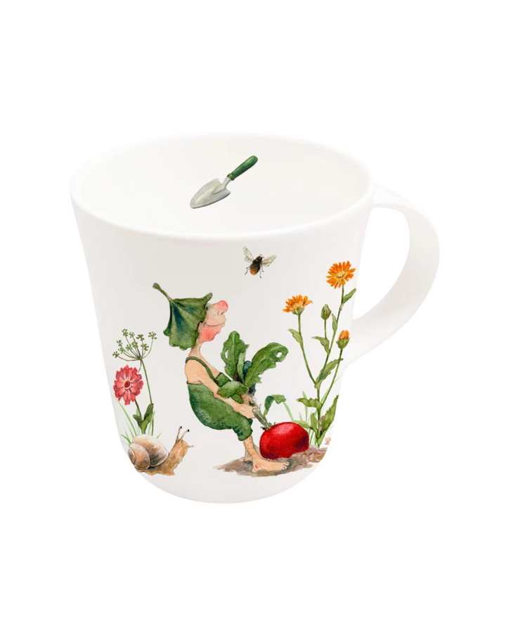 Lieblingstasse Giesbert vom Grätz Verlag mit dem Regentonnenwichtel im Garten als Motiv vor weißem Hintergrund.