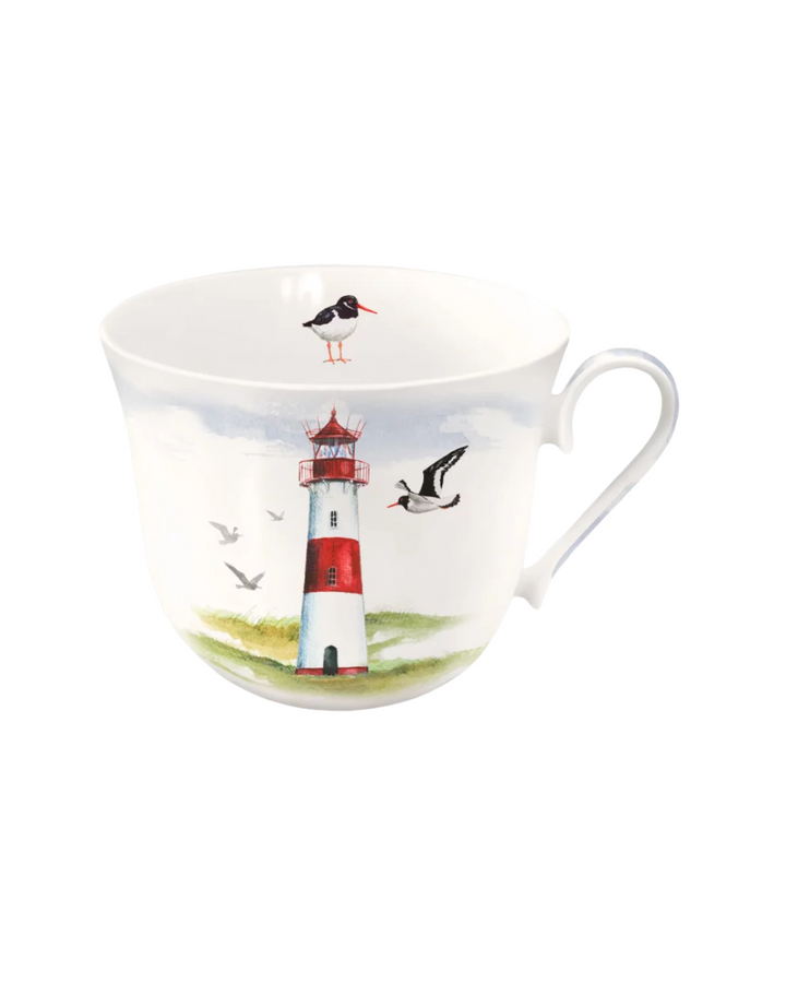 Lieblingstasse Leuchtturm vom Grätz Verlag mit Möwen und dem Strand als Motiv vor weißem Hintergrund.