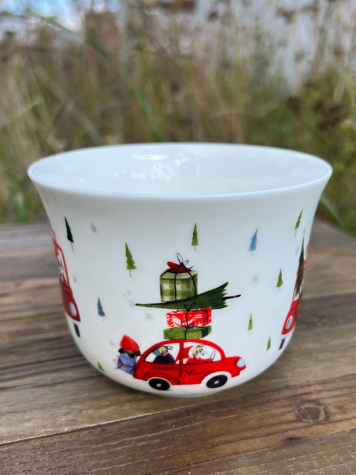 Tasse mit dem Weihnachtsmann und Engeln in Autos vom Grätz Verlag.